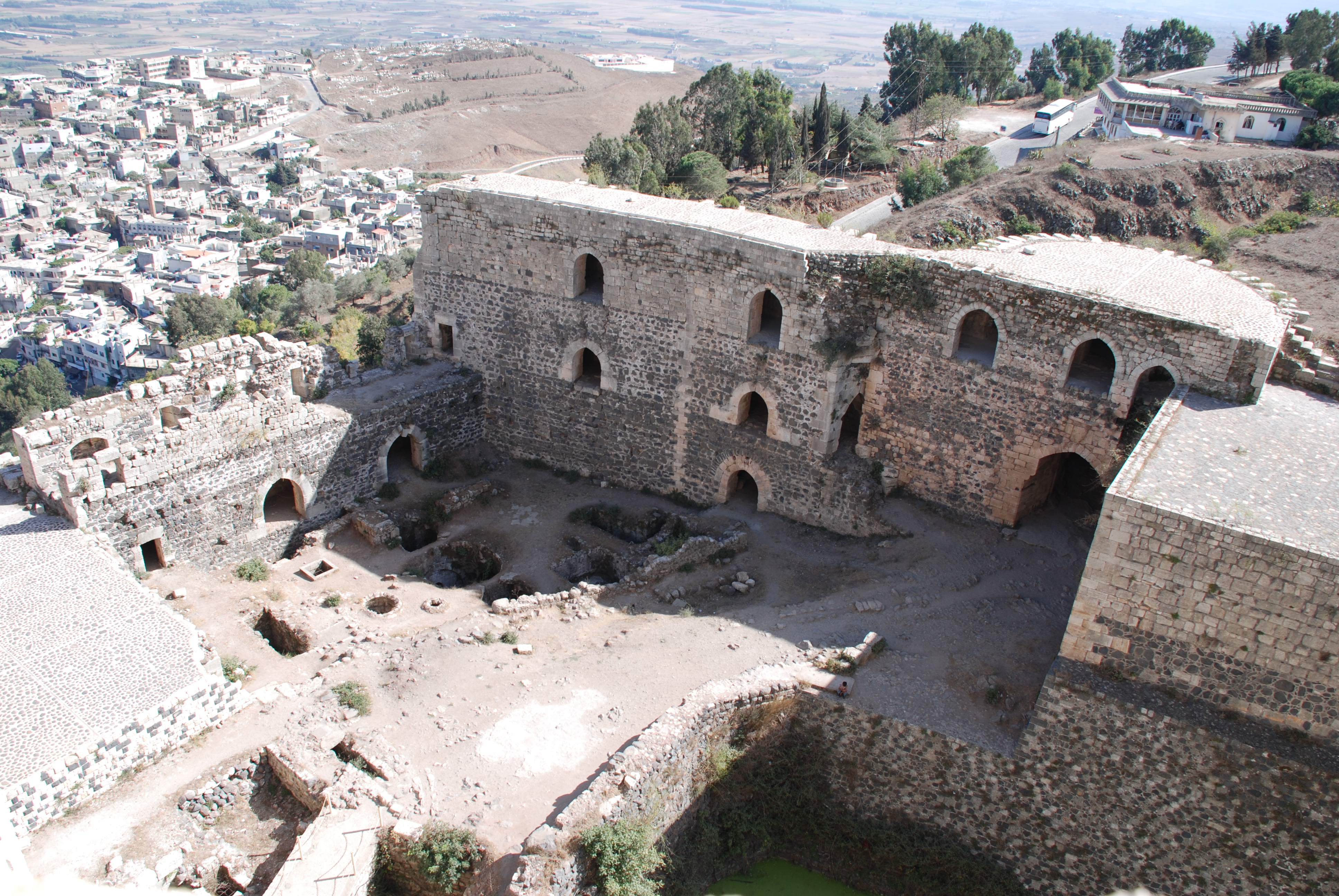 Vista interior de una esquina de la muralla