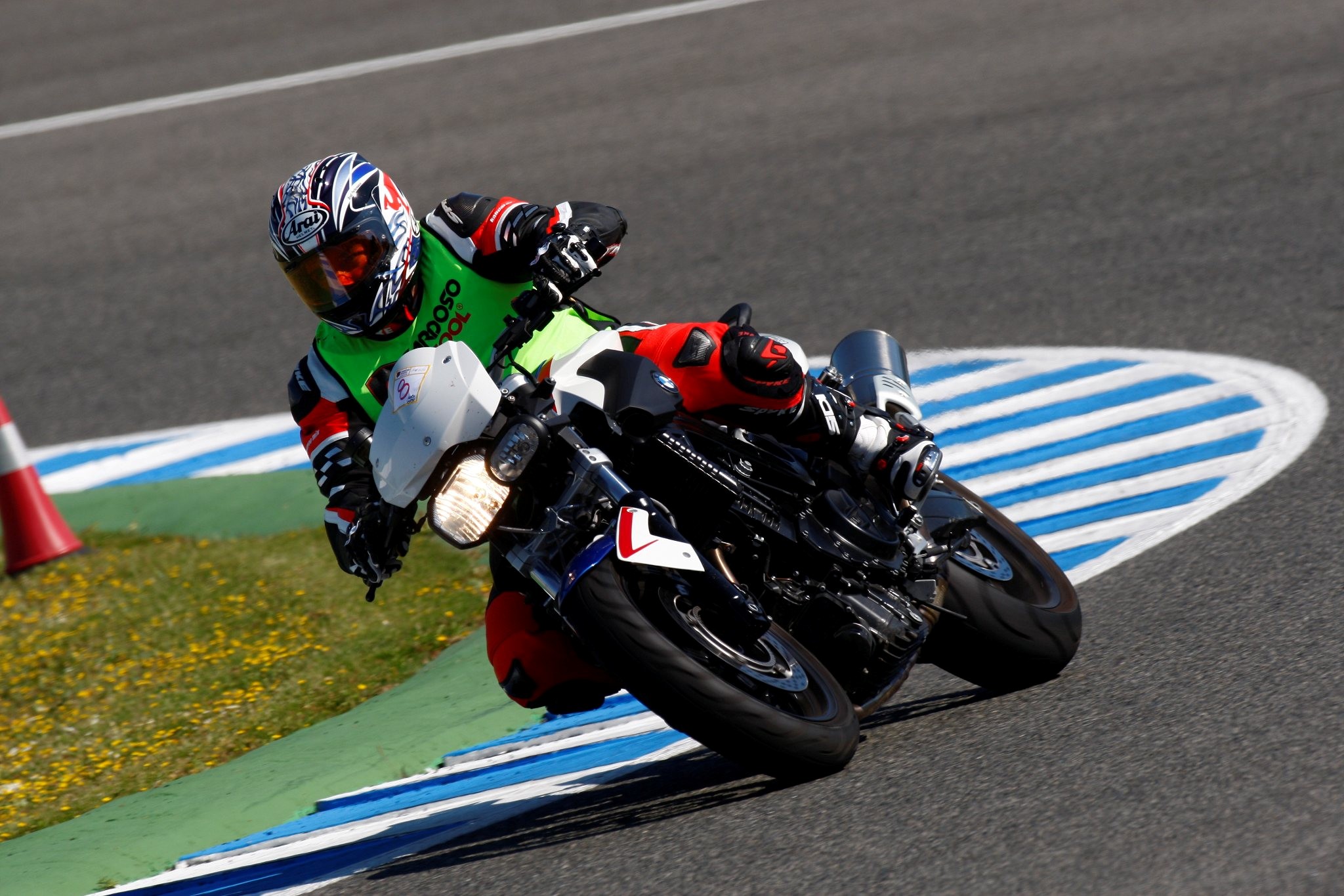 Carlos Abehsera rodando con la F800R en un circuito